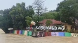 TINGGI: Potret Luapan Air di Sungai Kebonagung Sumenep (Doc. Istimewa)