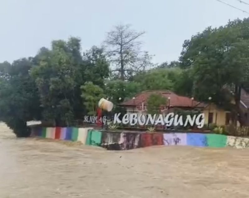 TINGGI: Potret Luapan Air di Sungai Kebonagung Sumenep (Doc. Istimewa)