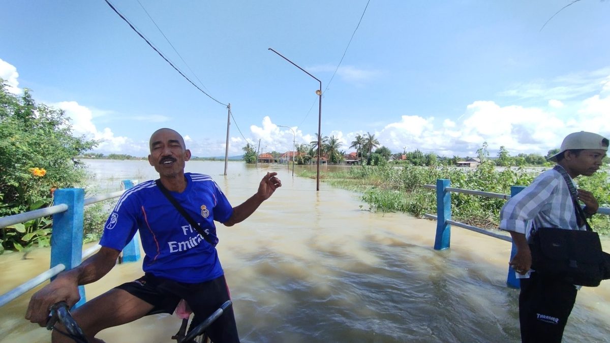 WARGA: Desa Patean terendam banjir (SandiGT - Seputar Jatim)