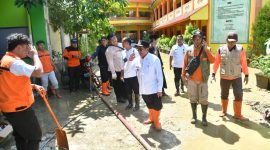 GERAK CEPAT: Wabup Sumenep, Imam Hasyim bersama BPBD Sumenep dan Forpimka usai memperbaiki pagar Ponpes Al Amien Prenduan, yang jebol akibat luapan banjir (Doc. Seputar Jatim)