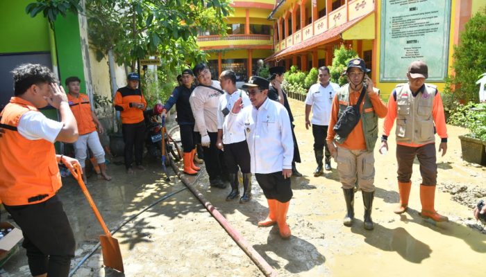 Gerak Cepat, Wabup Sumenep Perbaiki Pagar Ponpes Al Amien Prenduan yang Jebol Akibat Banjir