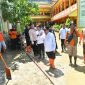 GERAK CEPAT: Wabup Sumenep, Imam Hasyim bersama BPBD Sumenep dan Forpimka usai memperbaiki pagar Ponpes Al Amien Prenduan, yang jebol akibat luapan banjir (Doc. Seputar Jatim)