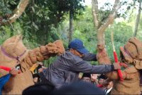 BERTARUNG: Dua peserta saling pukul di Event Ojhung Sumenep (SandiGT - Seputar Jatim)