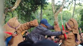 BERTARUNG: Dua peserta saling pukul di Event Ojhung Sumenep (SandiGT - Seputar Jatim)