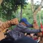 BERTARUNG: Dua peserta saling pukul di Event Ojhung Sumenep (SandiGT - Seputar Jatim)