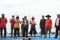 SIAP: Wabup Sumenep Imam Hasyim (tengah) saat membuka festival Ojhung Sumenep di Pantai Badur (SandiGT - Seputar Jatim)
