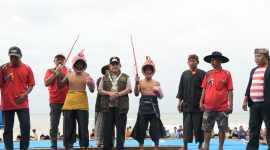 SIAP: Wabup Sumenep Imam Hasyim (tengah) saat membuka festival Ojhung Sumenep di Pantai Badur (SandiGT - Seputar Jatim)