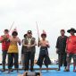 SIAP: Wabup Sumenep Imam Hasyim (tengah) saat membuka festival Ojhung Sumenep di Pantai Badur (SandiGT - Seputar Jatim)