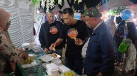 MENINJAU: Kepala Disbudporapar Sumenep, Moh. Iksan saat mengunjungi UMKM di acara Manding Distrik Festival (SandiGT - Seputar Jatim)