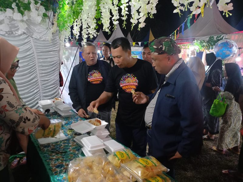 MENINJAU: Kepala Disbudporapar Sumenep, Moh. Iksan saat mengunjungi UMKM di acara Manding Distrik Festival (SandiGT - Seputar Jatim)