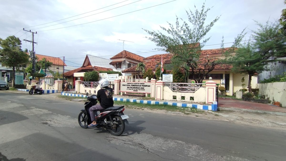 AKTIVITAS: Pengendara roda dua saat melintas di depan Kantor Dinas Sosial, Pemberdayaan Perempuan, dan Perlindungan Anak (Dinsos P3A) Sumenep (SandiGT - Seputar Jatim)