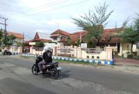 AKTIVITAS: Pengendara roda dua saat melintas di depan Kantor Dinas Sosial, Pemberdayaan Perempuan, dan Perlindungan Anak (Dinsos P3A) Sumenep (SandiGT - Seputar Jatim)