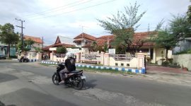 AKTIVITAS: Pengendara roda dua saat melintas di depan Kantor Dinas Sosial, Pemberdayaan Perempuan, dan Perlindungan Anak (Dinsos P3A) Sumenep (SandiGT - Seputar Jatim)