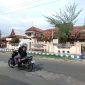 AKTIVITAS: Pengendara roda dua saat melintas di depan Kantor Dinas Sosial, Pemberdayaan Perempuan, dan Perlindungan Anak (Dinsos P3A) Sumenep (SandiGT - Seputar Jatim)