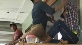 ANIAYA: Kades Angkatan, Kecamatan Arjasa Pulau Kangean Sumenep, Hudri saat memukul warganya hingga memar (SandiGT - Seputar Jatim)