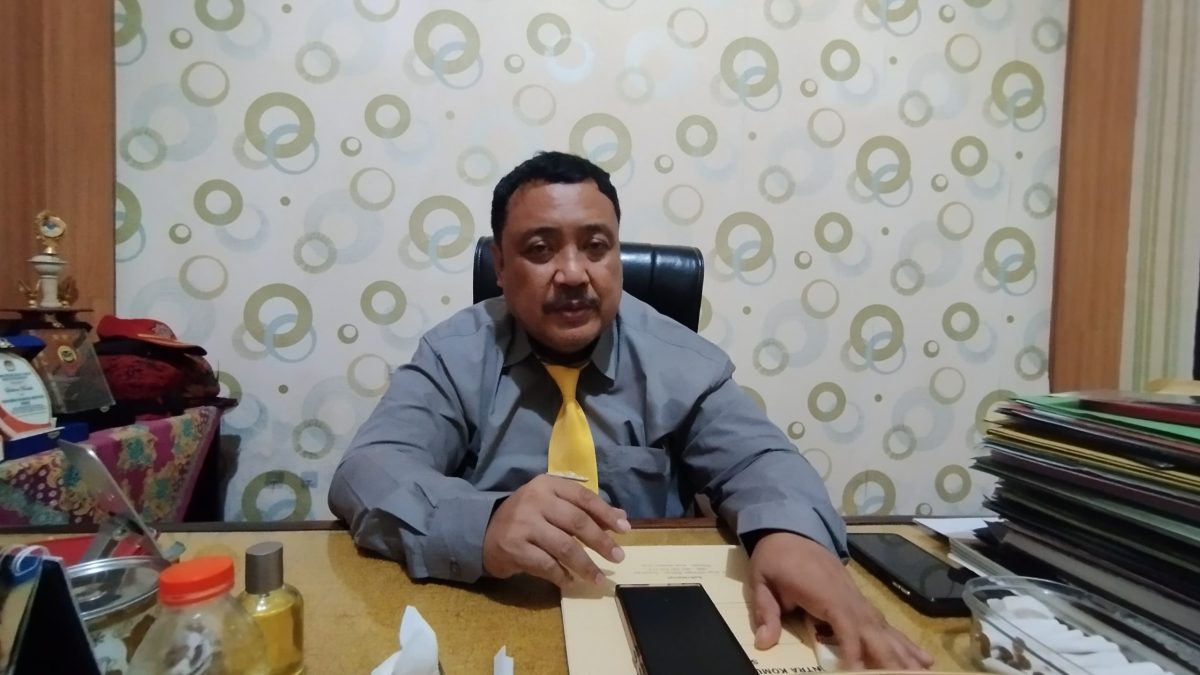MENJELASKAN: Kepala Bakesbangpol Sumenep, Achmad Dzulkarnain saat ditemui di kantornya ( SandiGT - Seputar Jatim)