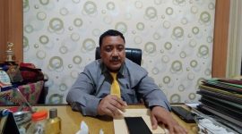 MENJELASKAN: Kepala Bakesbangpol Sumenep, Achmad Dzulkarnain saat ditemui di kantornya ( SandiGT - Seputar Jatim)
