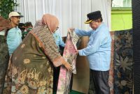 TUNJUKKAN: Wabub Sumenep, Imam Hasyim saat melihat hasil program wirausaha santri pada pembukaan Santri Enterpreneur 2025 (SandiGT - Seputar Jatim)
