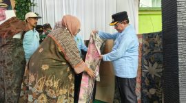 TUNJUKKAN: Wabub Sumenep, Imam Hasyim saat melihat hasil program wirausaha santri pada pembukaan Santri Enterpreneur 2025 (SandiGT - Seputar Jatim)