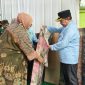 TUNJUKKAN: Wabub Sumenep, Imam Hasyim saat melihat hasil program wirausaha santri pada pembukaan Santri Enterpreneur 2025 (SandiGT - Seputar Jatim)