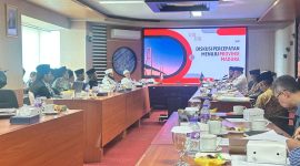 RAPAT: Badan Silaturrahmi Pondok Pesantren saat pertemuan di Universitas Trunojoyo Madura (UTM) dengan Bupati dan Ketua DPRD se-Madura (SandiGT - Seputar Jatim)