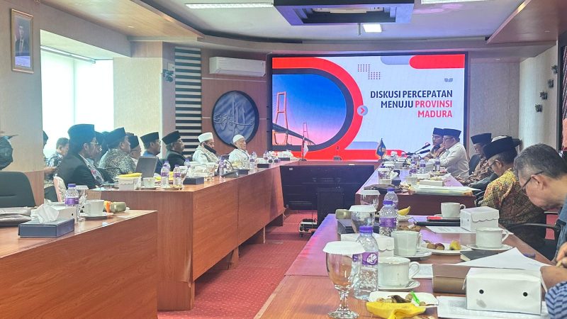 RAPAT: Badan Silaturrahmi Pondok Pesantren saat pertemuan di Universitas Trunojoyo Madura (UTM) dengan Bupati dan Ketua DPRD se-Madura (SandiGT - Seputar Jatim)