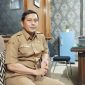 SANTAI: Kepala Dinsos Sumenep, Mustangin, saat menyampaikan terkait DTSEN di kantornya (SandiGT - Seputar Jatim)