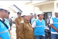 GAGAH: Wakil Bupati Sumenep Imam Hasyim, usai meresmikan peningkatan layanan di pelataran PLTD di pulau Gili Raja (SandiGT - Seputar Jatim)