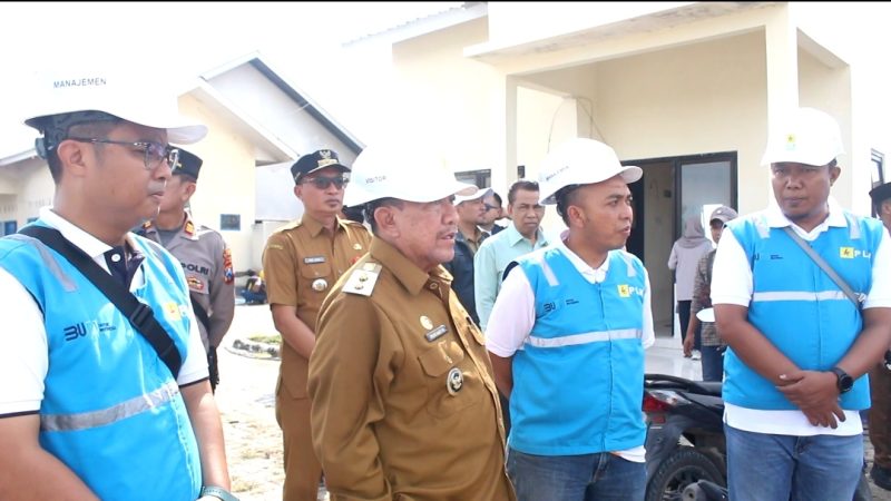 GAGAH: Wakil Bupati Sumenep Imam Hasyim, usai meresmikan peningkatan layanan di pelataran PLTD di pulau Gili Raja (SandiGT - Seputar Jatim)