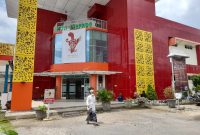 CERAH: Seorang pria berjalan kaki di depan Poli Terpadu RSUDMA Sumenep (Doc. Seputar Jatim)