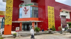 CERAH: Seorang pria berjalan kaki di depan Poli Terpadu RSUDMA Sumenep (Doc. Seputar Jatim)