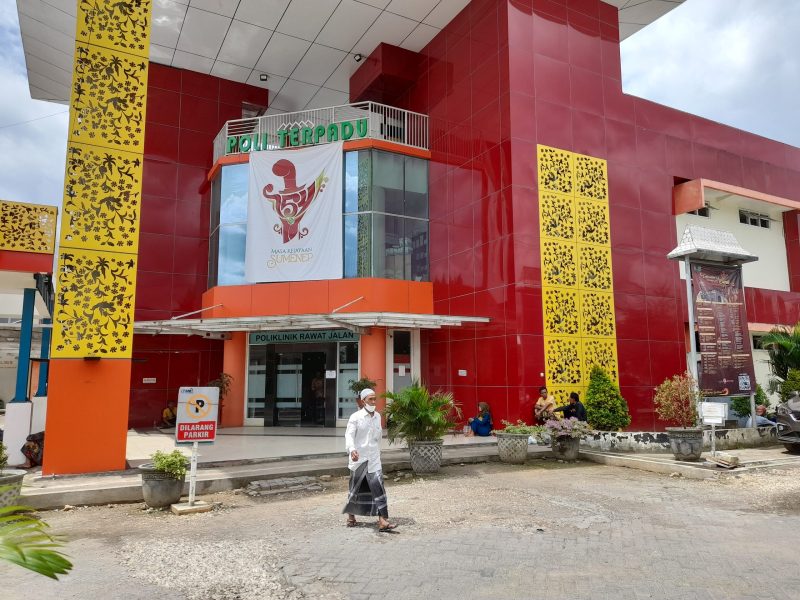 CERAH: Seorang pria berjalan kaki di depan Poli Terpadu RSUDMA Sumenep (Doc. Seputar Jatim)