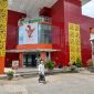 CERAH: Seorang pria berjalan kaki di depan Poli Terpadu RSUDMA Sumenep (Doc. Seputar Jatim)