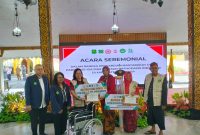 SWAFOTO: Dirut RSUDMA Erliyati, Bupati Sumenep, bersama YOI dan pemateri usai menggelar Seminar Ortopedi di Pendopo Agung Keraton Sumenep (Doc. Seputar Jatim)