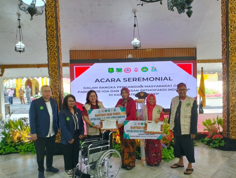 SWAFOTO: Dirut RSUDMA Erliyati, Bupati Sumenep, bersama YOI dan pemateri usai menggelar Seminar Ortopedi di Pendopo Agung Keraton Sumenep (Doc. Seputar Jatim)