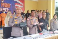 KOMPAK: Kapolres Sumenep, AKBP Rivanda, 
 menunjukkan barang bukti saat konferensi pers atas kasus dugaan pemerasan kades oleh ASN dan LSM (SandiGT - Seputar Jatim)