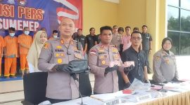 KOMPAK: Kapolres Sumenep, AKBP Rivanda, 
 menunjukkan barang bukti saat konferensi pers atas kasus dugaan pemerasan kades oleh ASN dan LSM (SandiGT - Seputar Jatim)