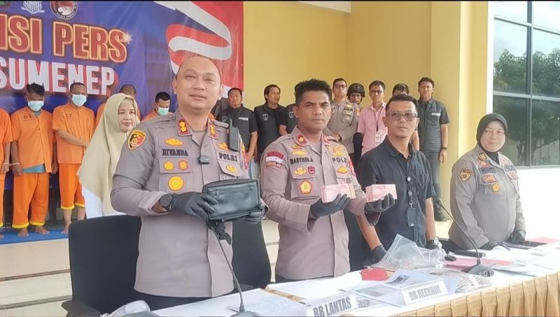 KOMPAK: Kapolres Sumenep, AKBP Rivanda, 
 menunjukkan barang bukti saat konferensi pers atas kasus dugaan pemerasan kades oleh ASN dan LSM (SandiGT - Seputar Jatim)