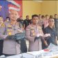 KOMPAK: Kapolres Sumenep, AKBP Rivanda, 
 menunjukkan barang bukti saat konferensi pers atas kasus dugaan pemerasan kades oleh ASN dan LSM (SandiGT - Seputar Jatim)