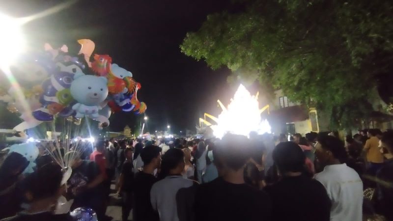 PADAT: Ribuan masyarakat menyaksikan Malam Anugerah SMSI Award 2025 di Sumenep (SandiGT - Seputar Jatim)