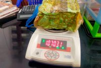 MENIMBANG: Barang bukti narkotika jenis sabu yang ditemukan nelayan asal Masalembu Sumenep (Doc. Seputar Jatim)