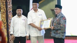 DIWAKILKAN: Wabup Sumenep, Imam Hasyim, saat menerima penghargaan Pemimpin Inspiratif pada Malam Anugerah SMSI Award 2025 (Doc. Seputar Jatim)