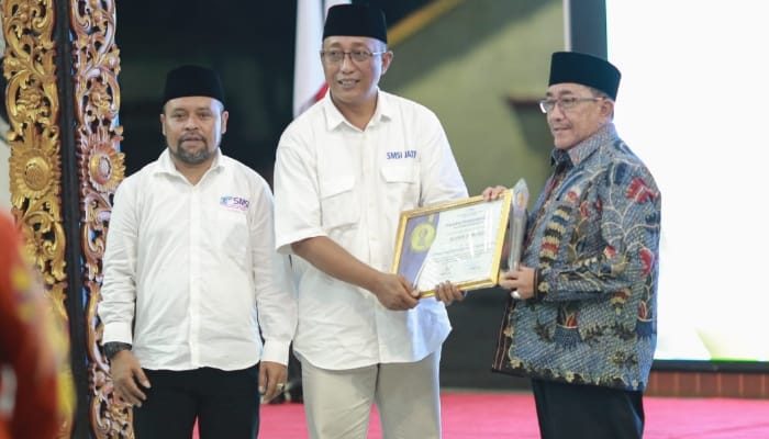 Bupati Sumenep Jadi Pemimpin Inspiratif pada Malam Anugerah SMSI Award 2025