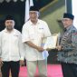 DIWAKILKAN: Wabup Sumenep, Imam Hasyim, saat menerima penghargaan Pemimpin Inspiratif pada Malam Anugerah SMSI Award 2025 (Doc. Seputar Jatim)