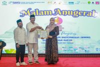 TERSENYUM: Lia Istifhama saat menerima penghargaan pada Malam Anugerah SMSI Award 2025 (Doc. Seputar Jatim)