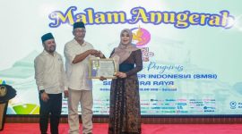 TERSENYUM: Lia Istifhama saat menerima penghargaan pada Malam Anugerah SMSI Award 2025 (Doc. Seputar Jatim)