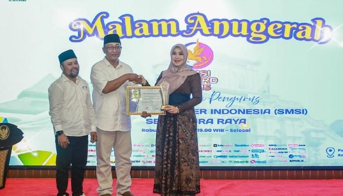 Lia Istifhama Jadi Tokoh Penggerak Gerakan Sosial Inklusif dan Literatif 2025 pada Malam Anugerah SMSI Award 2025