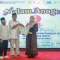 TERSENYUM: Lia Istifhama saat menerima penghargaan pada Malam Anugerah SMSI Award 2025 (Doc. Seputar Jatim)