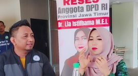 SANTAI: DPD RI Lia Istifhama, saat berbincang-bincang dengan pengurus SMSI Sumenep (Doc. Seputar Jatim)