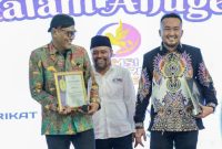 TERSENYUM: BPRS Bhakti Sumekar Meraih Penghargaan sebagai Ikon Perbankan Rakyat Berbasis Syariah Digital pada Malam Anugerah SMSI Award 2025 (Doc. Seputar Jatim)